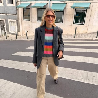 Светри в яскраву смужку — ще один трендовий джемпер, без якого ніяк цього сезону