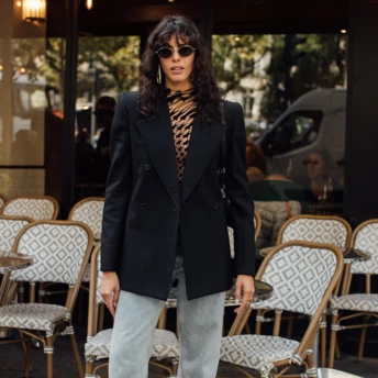 Streetstyle: світло-блакитні джинси — головний денім початку зими, який вибирають модниці