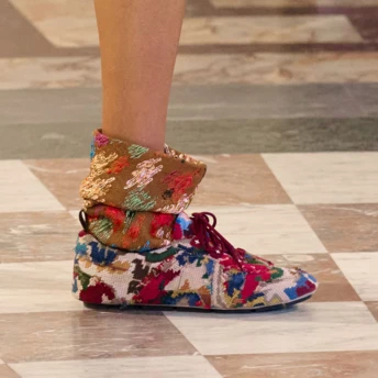 Кросівки з вишивкою — головне взуття 2026 року: чому ця пара стане гучним трендом