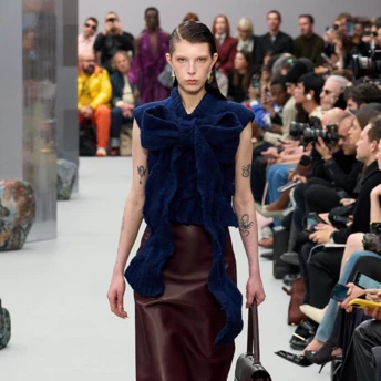 Білі чоботи + мідіспідниця — несподіване модне поєднання, яке нам потрібно