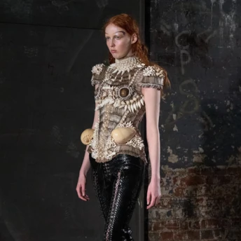 Забудьте про джинси: шкіряні штани зі шнурівкою — найкращий вибір цього сезону