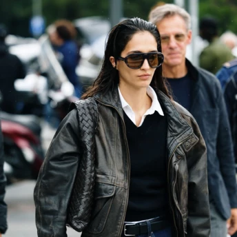 Светр з V-подібним вирізом + джинси: 5 наймодніших поєднань сезону 