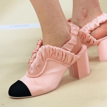 Це кольорове взуття — головний святковий тренд нинішньої зими: 4 пари, які ми любимо