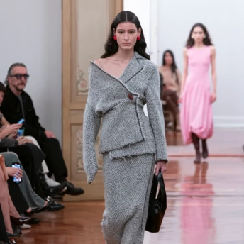 5 практичних образів з подіумів, які надихають довіритися модним трендам