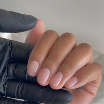 Найздоровіший манікюр 2025: техніка, яка замінює гель і робить нігті міцнішими за нарощені