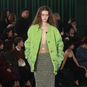 Фісташковий — головний колір 2026 року: ось як носити його вже цієї зими