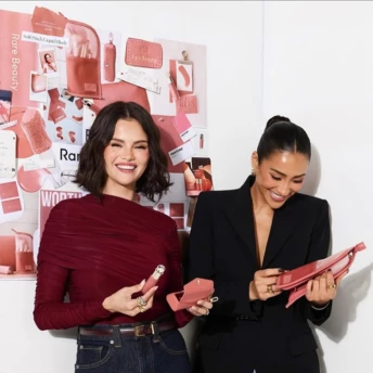 Селена Гомес обирає “яблучно-сидровий” манікюр: ідеальний варіант на зиму 2025/26