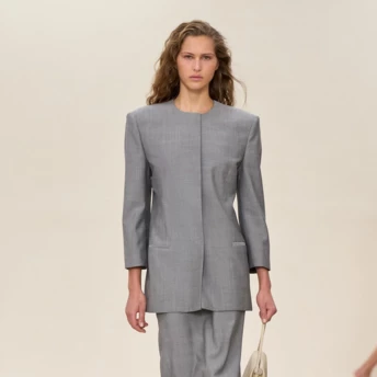Сірий блейзер — найкраща альтернатива чорному: 5 стильних образів, які хочеться повторити