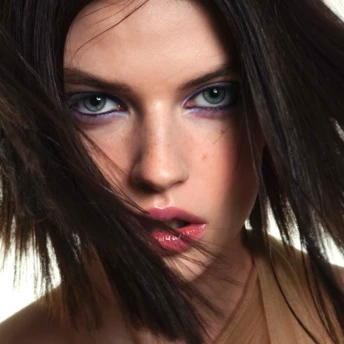 Неочікуваний секрет: яка туш надає погляду глибини та збільшує очі