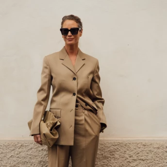 Streetstyle: діловий костюм-двійка — класика, яка не втрачає актуальності