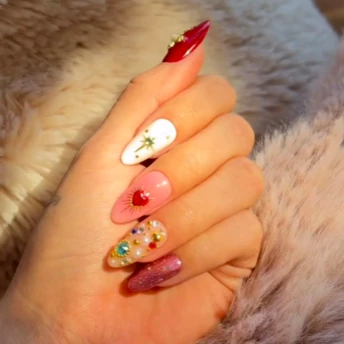 Різдвяний манікюр Селени Ґомес, який варто спробувати у грудні 2025-го