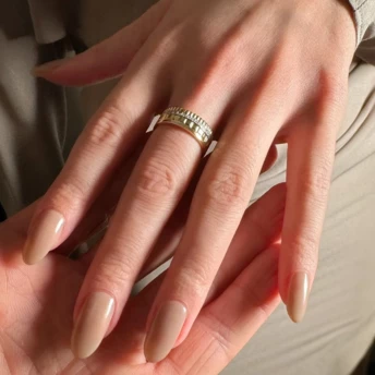 Вишукана альтернатива короткому манікюру — мигдалеві “стилето” середньої довжини