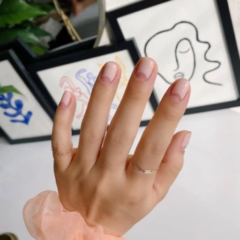 Шикарний та вишуканий манікюр на зиму й Різдво: головні тренди сезону