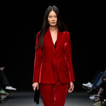 Оксамитовий блейзер — найкращий вибір для святкового образу, і ось чому