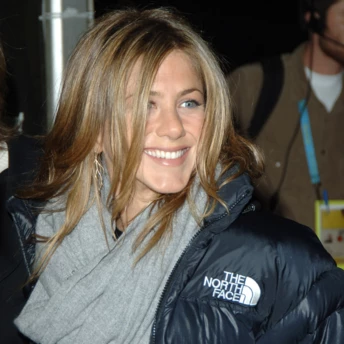 Так, чорний пуховик The North Face — досі найпрактичніша зимова куртка