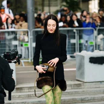 Як носити кольорові колготки взимку за версією модниць: 5 безпрограшних образів