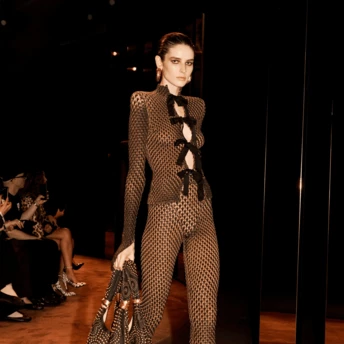 Замість вечірньої сукні: топ із бантами, який зробить будь-який образ ошатним