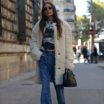 Як модниці носять джинси кльош зараз: 6 образів із чорними ботильйонами, що варто повторити