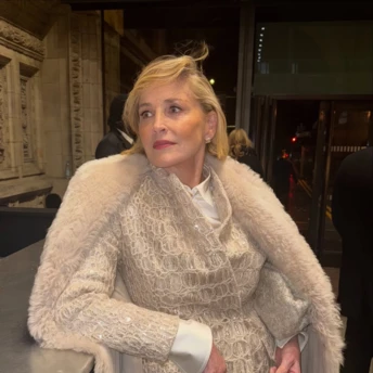 Ідеальна стрижка для блондинок після 50 на прикладі Шерон Стоун