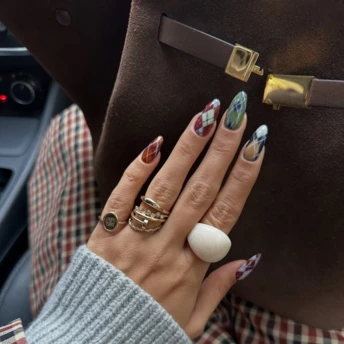 Прощавай, мінімалізме: ці преппі-принти надихнуть на зимовий манікюр