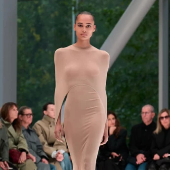Прощавайте, "голі" сукні: ці моделі "друга шкіра" – новий гучний тренд