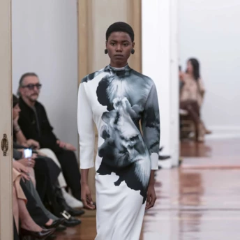 Сукня з довгими рукавами – найкращий вибір для святкового сезону: 5 наймодніших варіантів