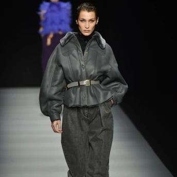 Темно-сірі джинси – єдина дійсно обовʼязкова річ у вашому гардеробі цього сезону