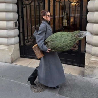 Максіпальто та ці чоботи — улюблений тандем французьких модниць просто зараз