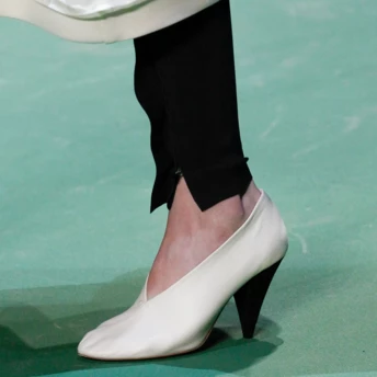 Туфлі з V-подібним вирізом — взуття, яке вже підкорює подіуми 