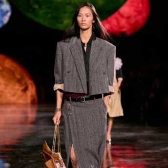 Забудьте про строгий дрескод: як костюм із спідницею став наймоднішим образом сезону