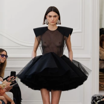 Ця мінісукня повертає в моду стиль 1980-х — і ми в захваті