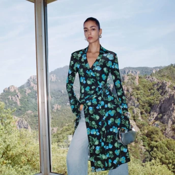 Джинси кльош у стилі 1970-х повертаються: 6 наймодніших поєднань із блузами