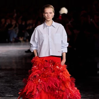 6 ключових кольорів весни 2026 у наймодніших прикладах з подіуму