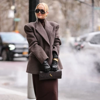 Шкіряні рукавиці + класична сукня: найгарніше поєднання святкового сезону, придатне й для міських виходів