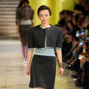 Сірий + блакитний: 4 стильні комбінації, які варто повторити цієї зими