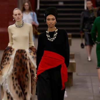 Шарф на талії — стильна формула, без якої модниці не можуть цього сезону 