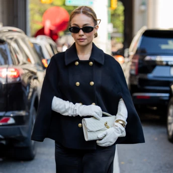 Streetstyle: які рукавиці вибирають та як носять цієї зими модниці