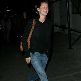 Хочете мати стильний вигляд у 2026 році — одягайтеся, як Жизель Бюндхен у 2000-х