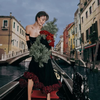 Rosa Rossa: український бренд Rosa Bianca презентував святковий кампейн, який став одою жіночності