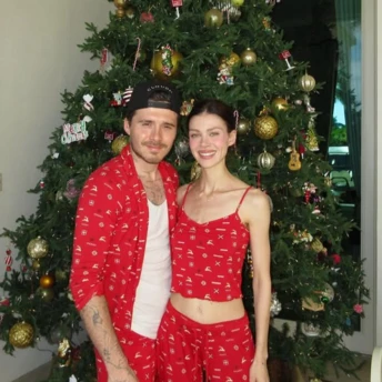 Дженніфер Лопес, Лілі Коллінз та інші: як зірки зустріли Різдво – підглядаємо в Instagram