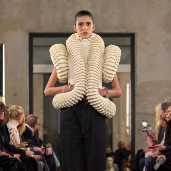 Ці блузи роблять темно-сині джинси головною річчю зими 2026