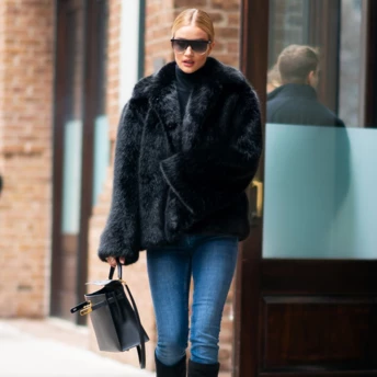 Джинси + чоботи: 4 наймодніші образи, які визначать початок 2026 року