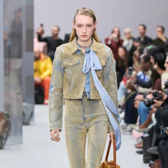 Коричневий — новий чорний: взуття, яке ідеально працює з джинсами