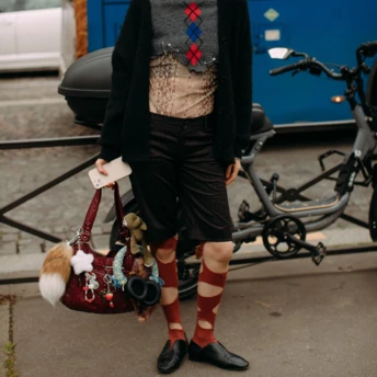 Акцентні шкарпетки — дрібна деталь, яка повністю змінює образ