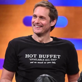 Александр Скарсгард навмисно зваблює  і зводить нас з розуму