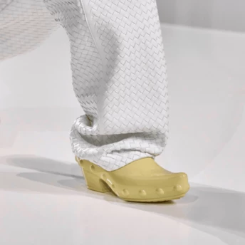 Жовте взуття – дивний тренд, який у 2026 році носитимуть усі