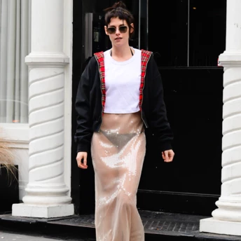 Прозору спідницю можна носити взимку — і Крістен Стюарт демонструє як