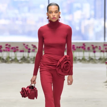 Як найкраще носити червоний решту зими: 6 порад з подіумів