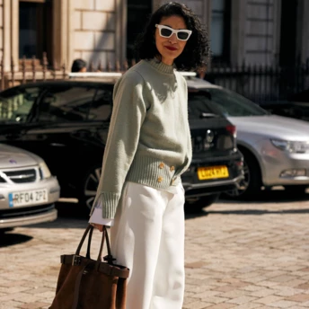 Білі джинси + чорні чоботи: головне поєднання зими 2026 року