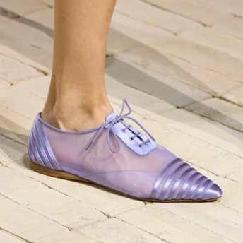 Цей колір взуття робить образ дорожчим: головний тренд весни 2026